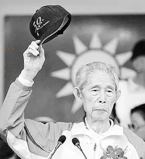 2007年，去世前一年还出席运动会，脱帽向员工致意